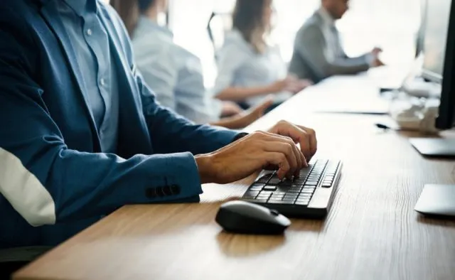 Kiedy warto współpracować z firmą informatyczną?